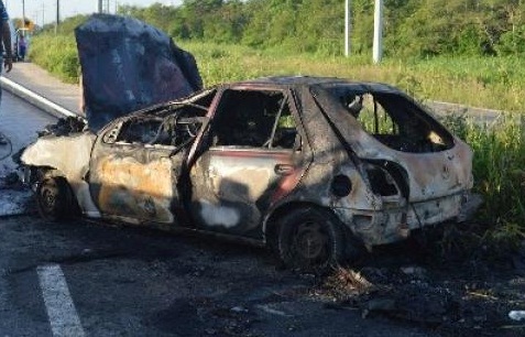 Identifican a muertos en auto calcinado