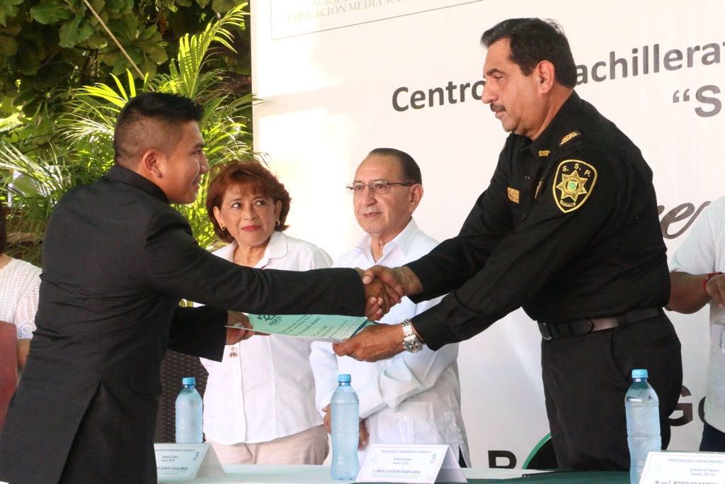 Policías de la SSP se gradúan como técnicos bachilleres