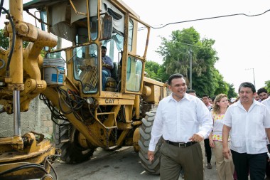 Supervisa el Gobernador inicio de construcción de calles en Kanasín.