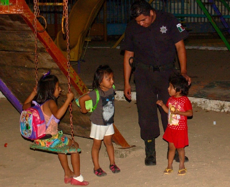 Mala madre deja a sus hijas en un parque para ir a emborracharse