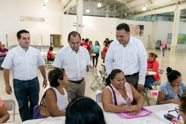 Constata el Gobernador recepción de solicitudes para becas académicas