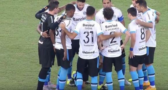 Video: Futbolista no aguantó y se orinó en la cancha