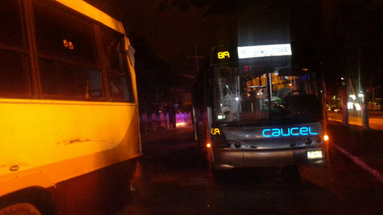 Choque de autobuses deja siete lesionados en Mérida