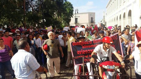 Vila enciende la ira con su ‘minita’ de oro en los tianguis