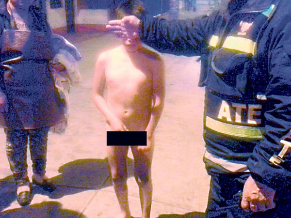 Golpea a su sobrino y lo saca desnudo a la calle, por robarle dinero