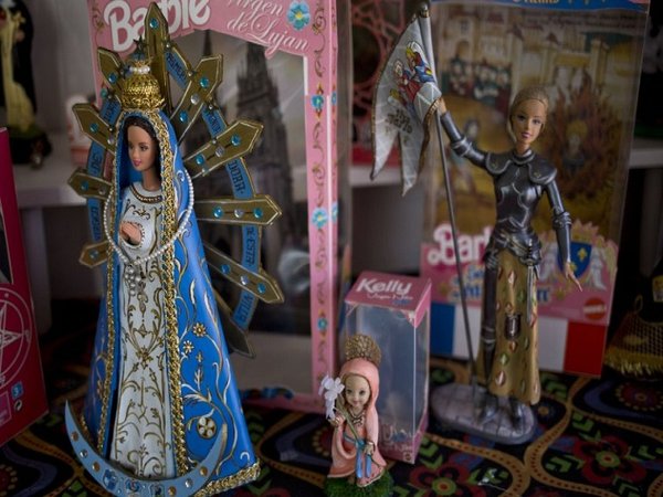 Polémica por Barbie como la Virgen María y Ken como Jesús crucificado