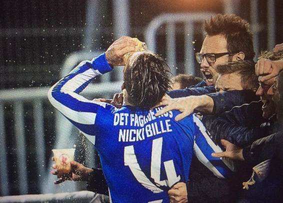 Anota gol de último minuto y lo celebra con una cerveza