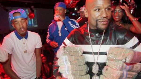 Otra de Mayweather: entra a un boliche y reparte dólares