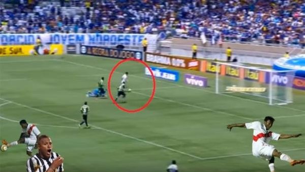 Video: Futbolista falla gol con la portería vacía