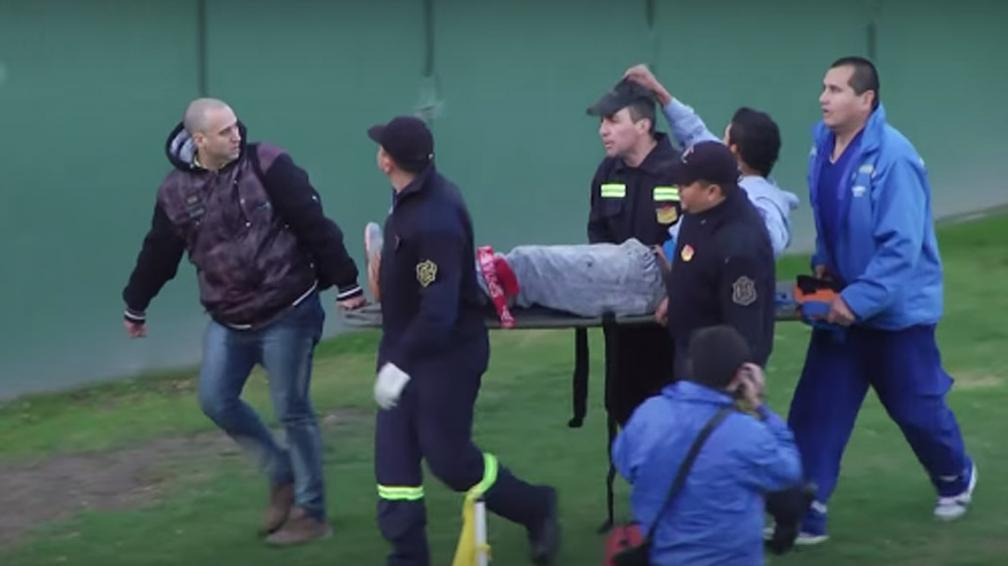 Aficionado cae desde las gradas durante un partido de futbol