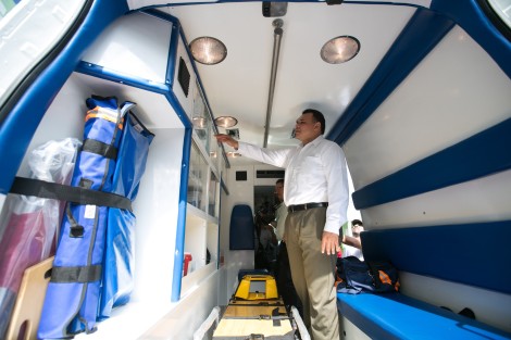 Con ambulancias y equipo médico, fortalecen los servicios de salud