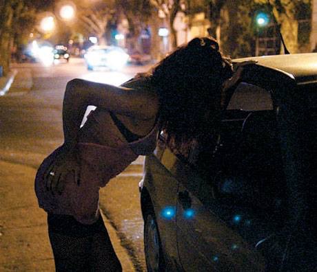 Obliga a una prostituta a practicarle sexo oral en lo oscurito