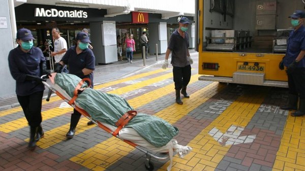 Muere y se queda sentada durante horas en un McDonalds