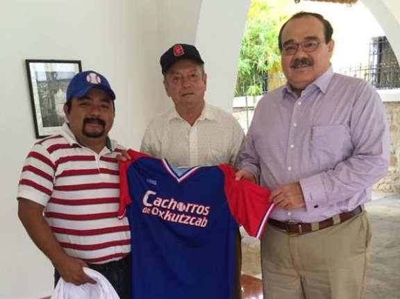 Político yucateco se cuelga de triunfos deportivos para obtener fama