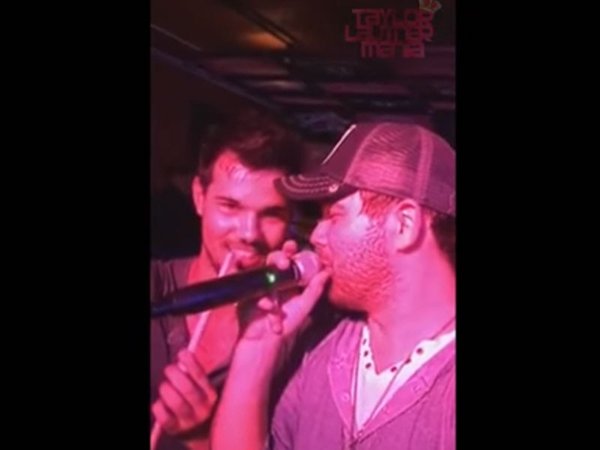 Sorprendren a Taylor Lautner cantando ebrio en un karaoke