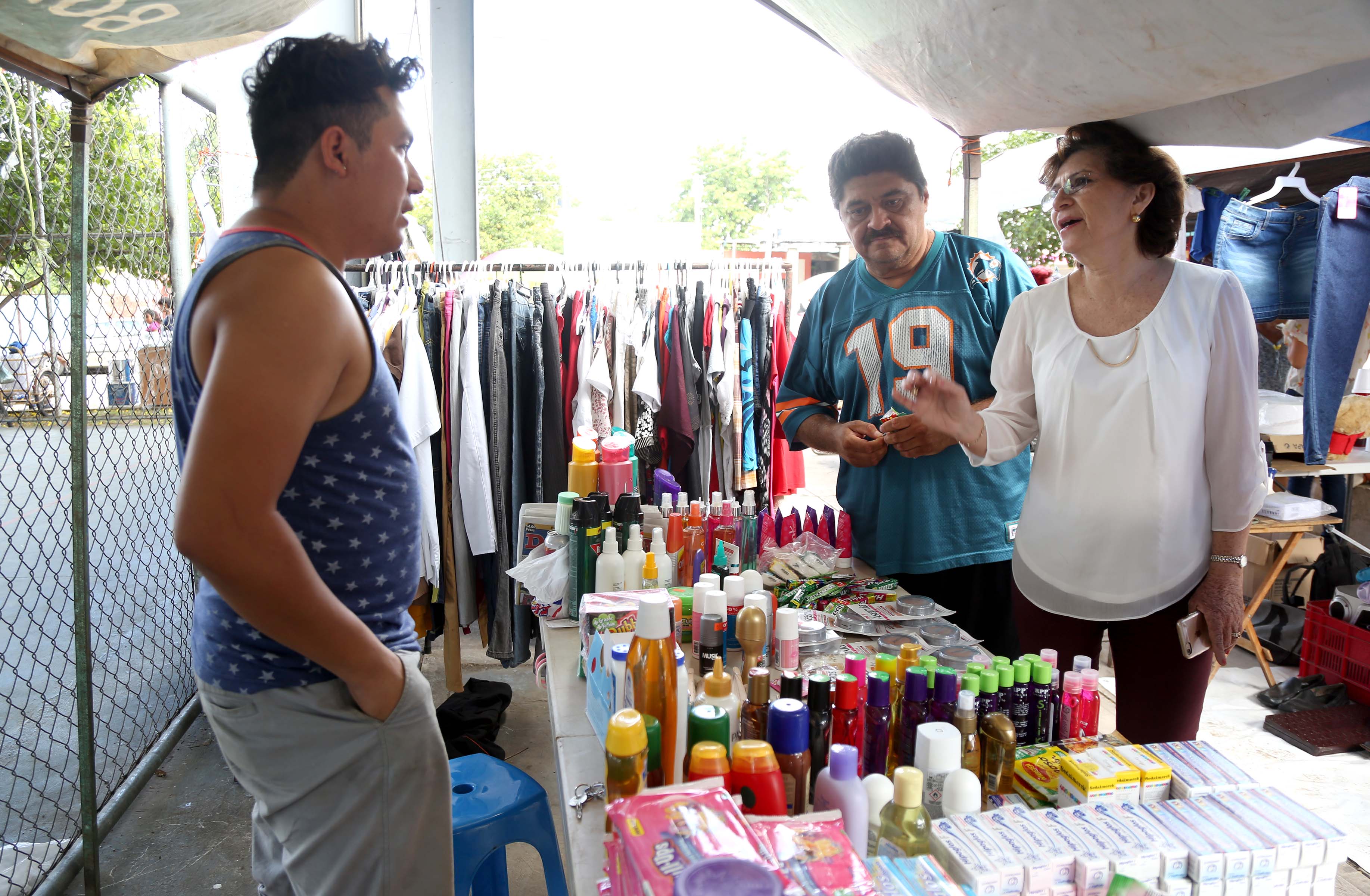 Funcionarios municipales recorren tianguis de Mérida