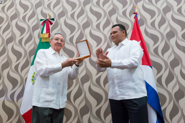 Recibe Raúl Castro Ruz medalla “General Salvador Alvarado”