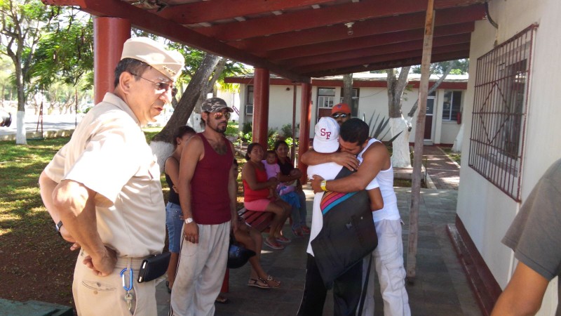 Rescatan a cinco pescadores náufragos en aguas de Yucatán