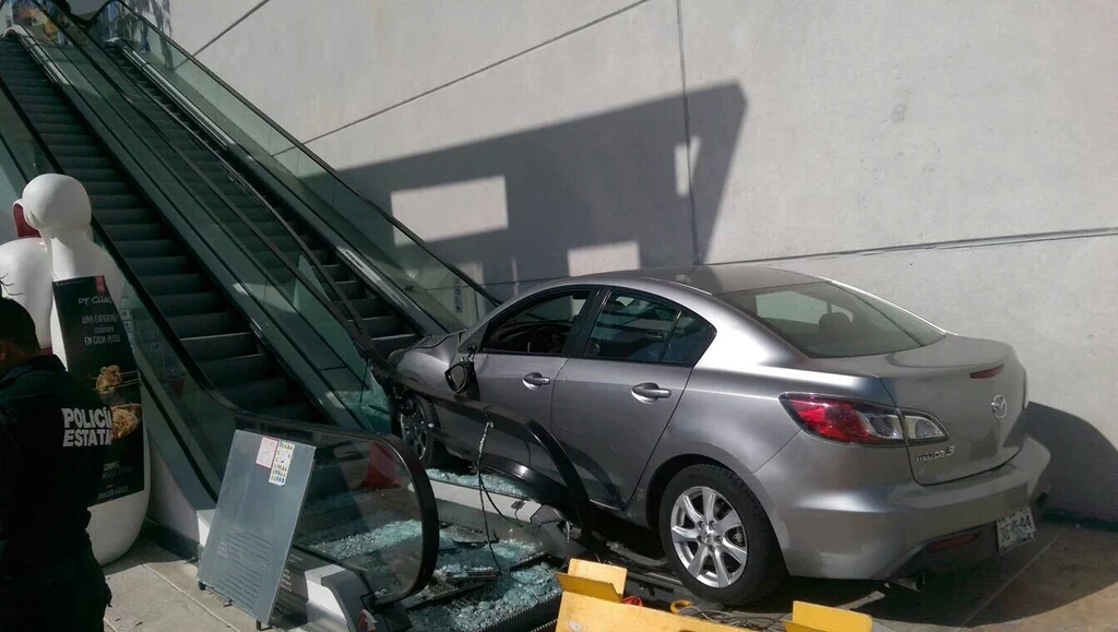 Suegra acusa de robo a joven que subió con auto a las escaleras eléctricas