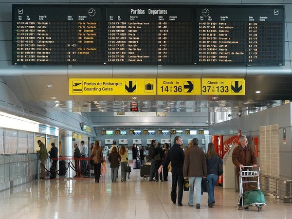 Por error, aeropuerto proyecta video pornográfico