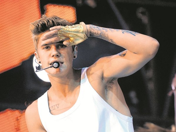 Justin pide a sus fans que no arrojen regalos al escenario