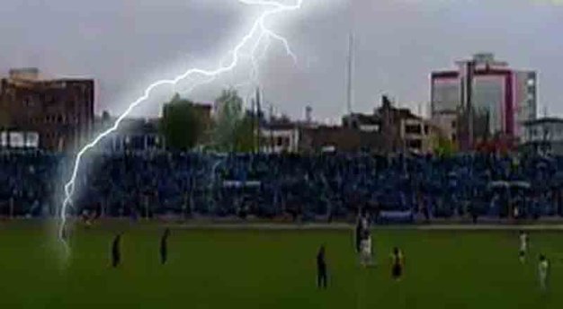 En pleno partido un rayo mata a un futbolista y hiere a otros ocho