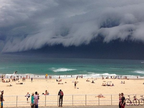 ‘Nube tsunami’ atemoriza en una playa