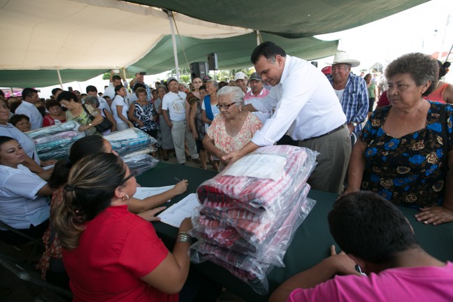 Inicia entrega de cobertores para adultos mayores y personas con discapacidad