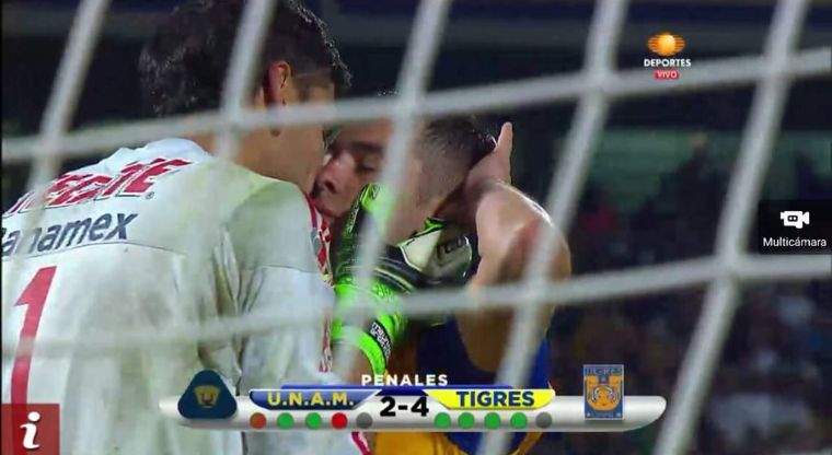 Futbolistas de Tigres se besan tras obtener el campeonato