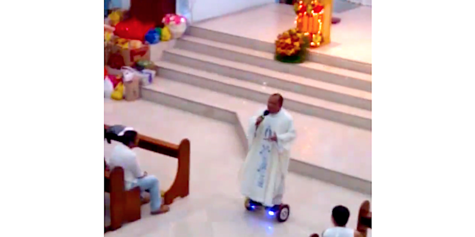 Causa sensación sacerdote que ofrece misa en patineta eléctrica