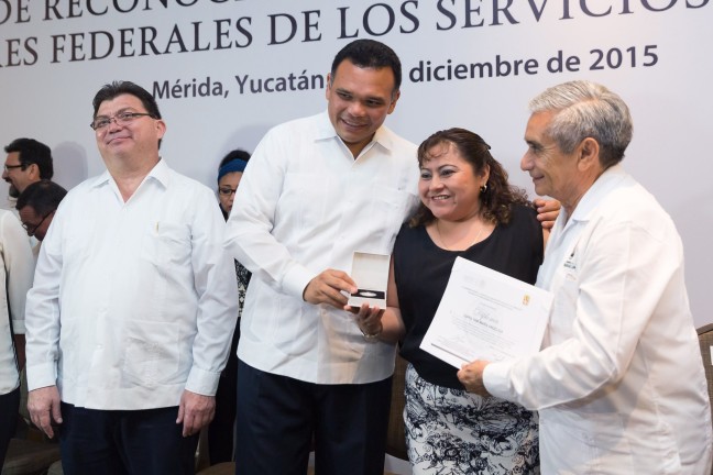 Reconocen a empleados de la Secretaría de Salud con décadas de servicio