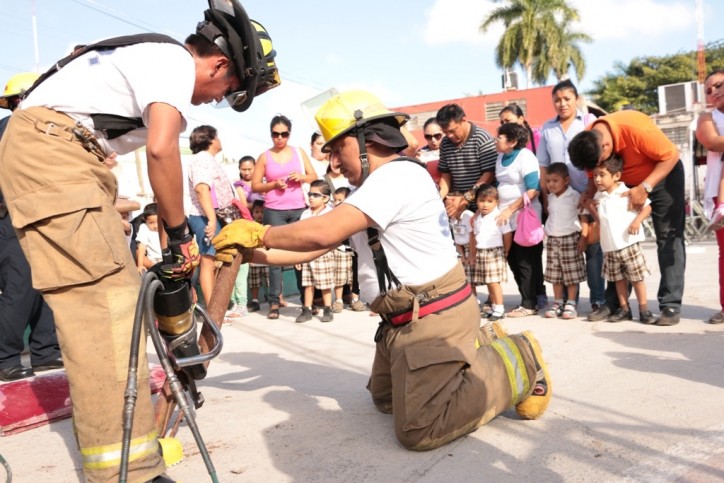 Niñas y niños visitan a los bomberos de la SSP