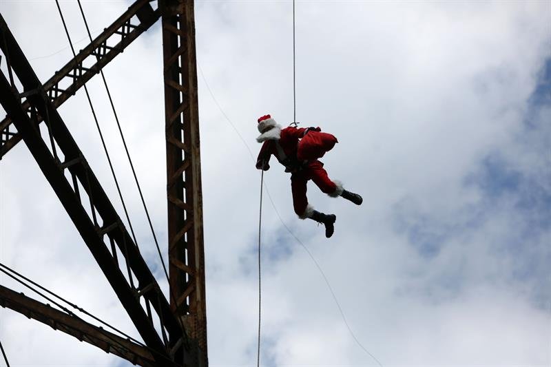 Santa Claus salta de un puente para llevar regalos a niños pobres