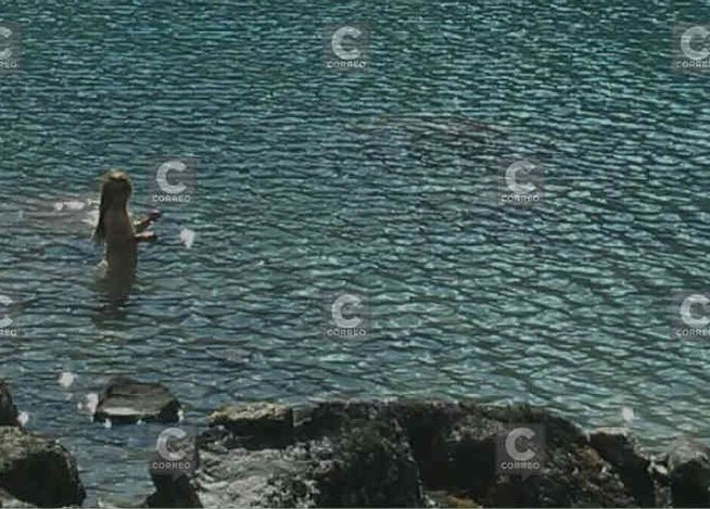 Turista fotografía a sirena a plena luz del día