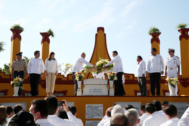 Autoridades civiles y militares rinden homenaje a Felipe Carrillo Puerto.