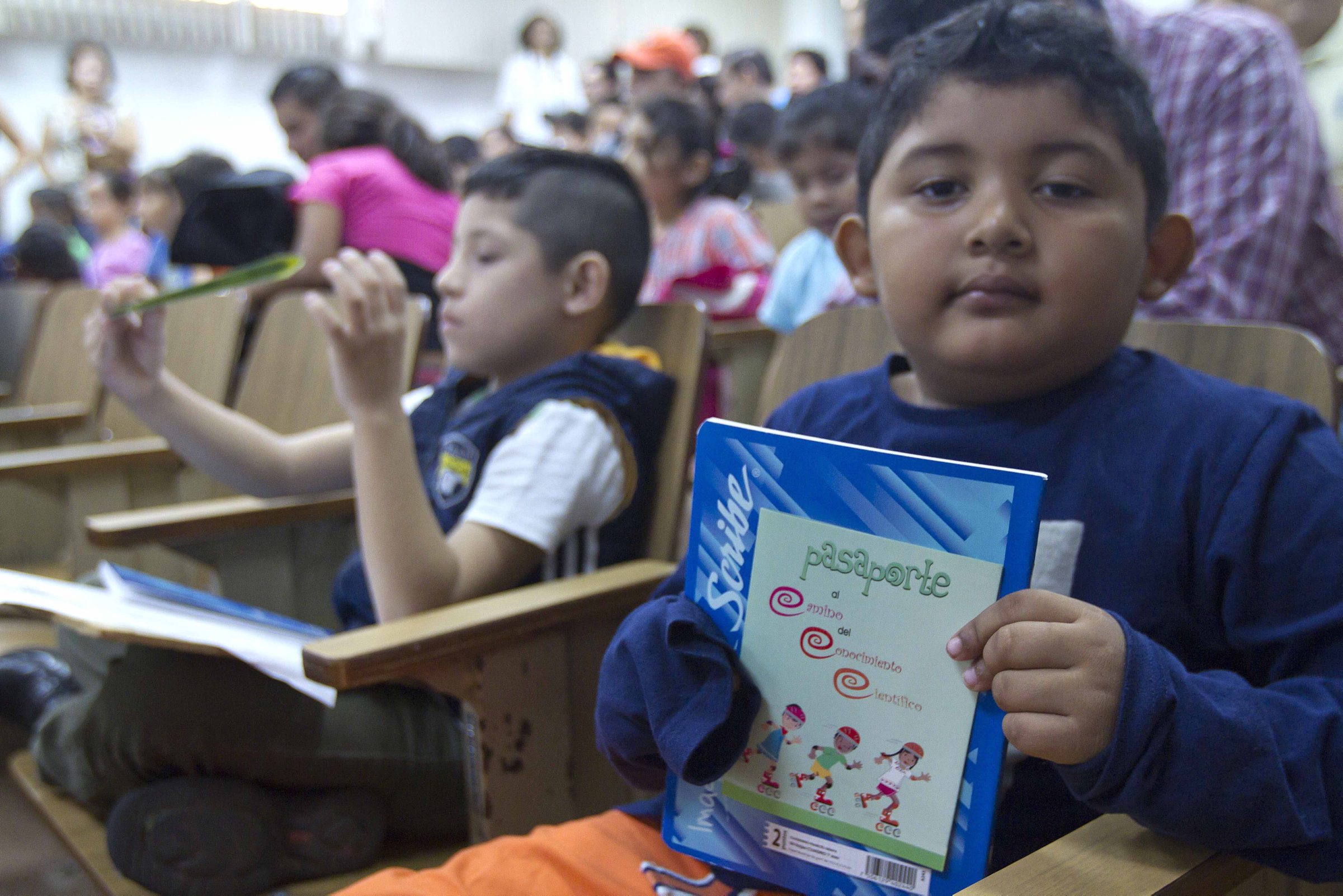 Niños reciben pasaporte al mundo científico