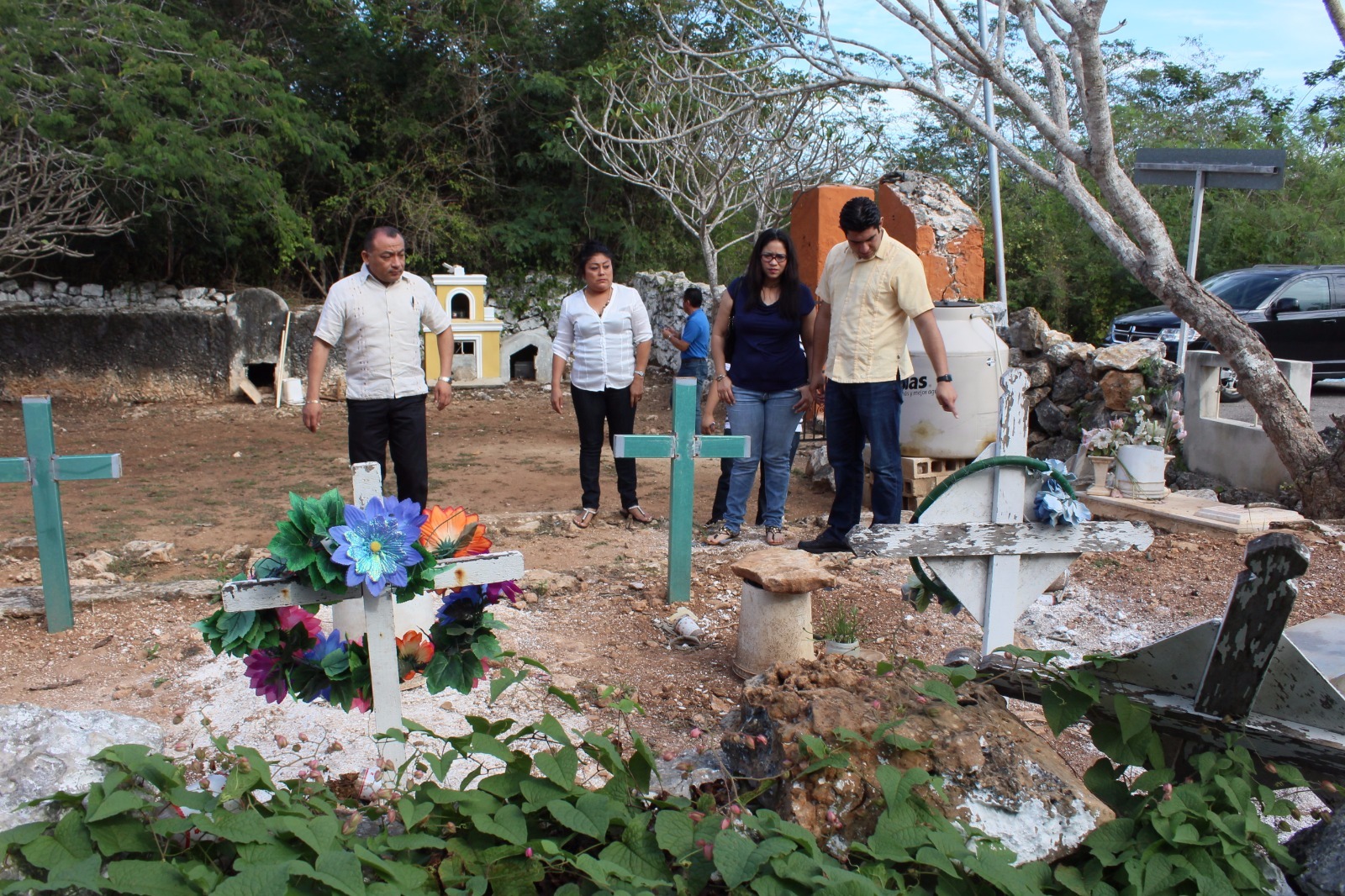 En el abandono cementerios de comisarías