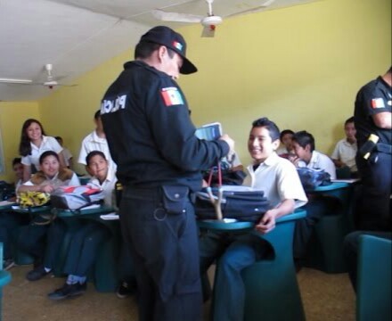 Alumno de secundaria acude a clases ‘armado’ con un ‘tirahule’