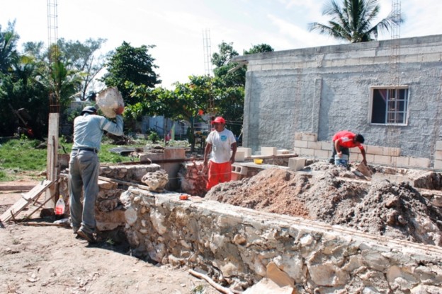 Supervisan edificación de viviendas para jóvenes