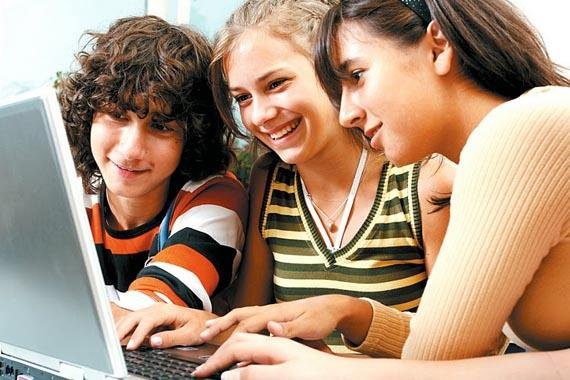 Jóvenes británicos pasan más tiempo en internet que en la TV