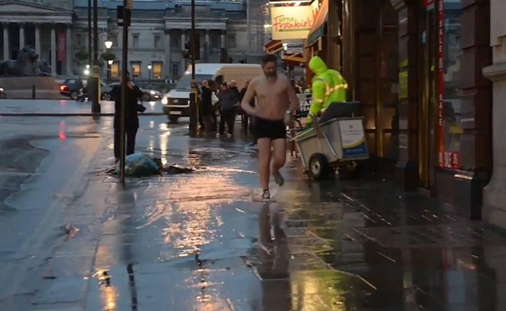 Periodista corre en boxer por calles de Londres