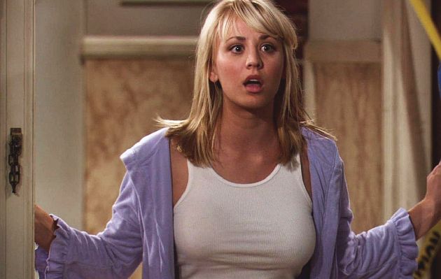 Kaley Cuoco imita a Britney Spears