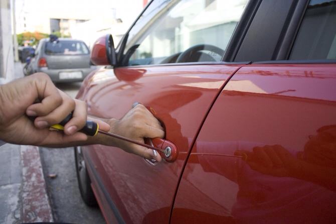 Entra a una hojalatería y le roba el auto a Hilary Mishell