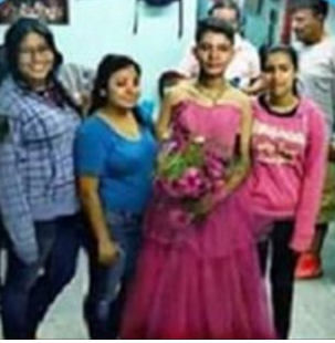 Quinceañero celebra su fiesta vestido de princesa