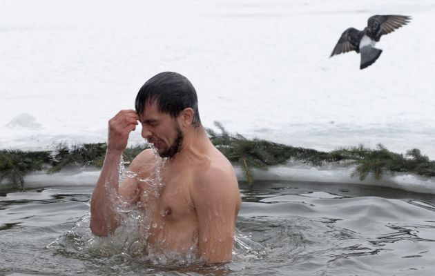 Rusos se purifican en aguas gélidas