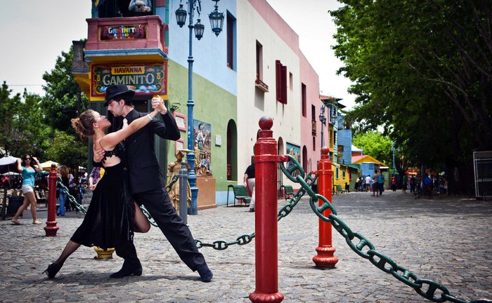 En Argentina prohíben bailar tango