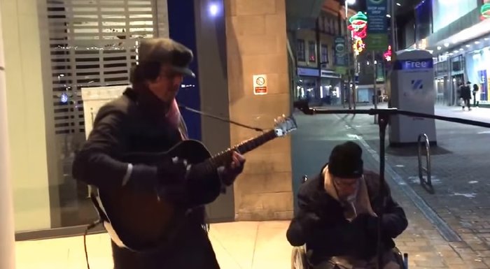 Video: Vagabundo sorprende con su voz