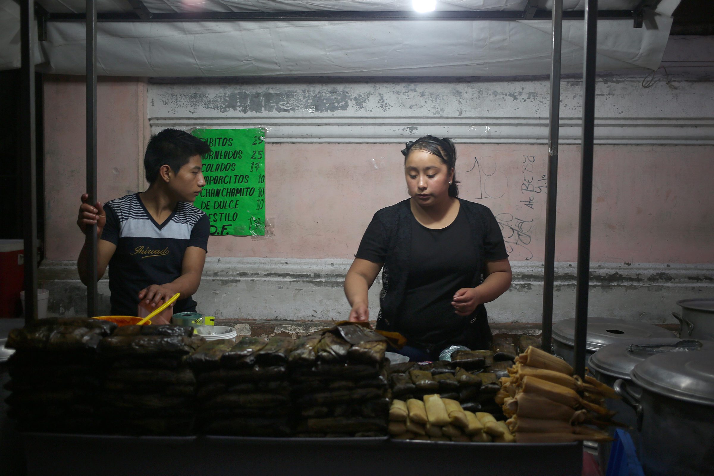 Yucatecos cumplen tradición de comer tamales