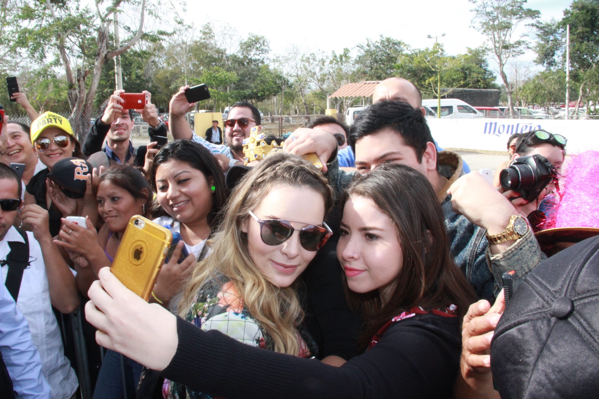 Belinda convive con sus fans en Plaza Carnaval