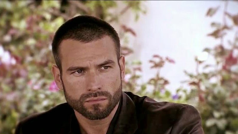 Rafael Amaya enfrenta críticas por línea de ropa inspirada en criminales